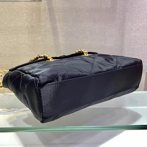 プラダスーパーコピー Vintage レディースクラシックなヴィンテージ風チェーンキルティングのミディアムホーボーバッグ
