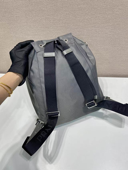 プラダ ファッショントレンドバックパック