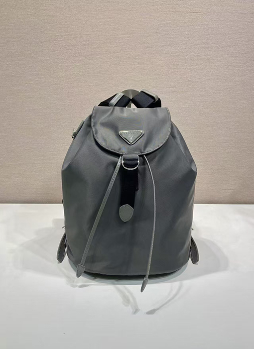 プラダ ファッショントレンドバックパック