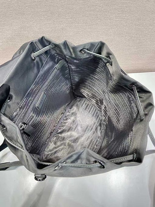 プラダ ファッショントレンドバックパック