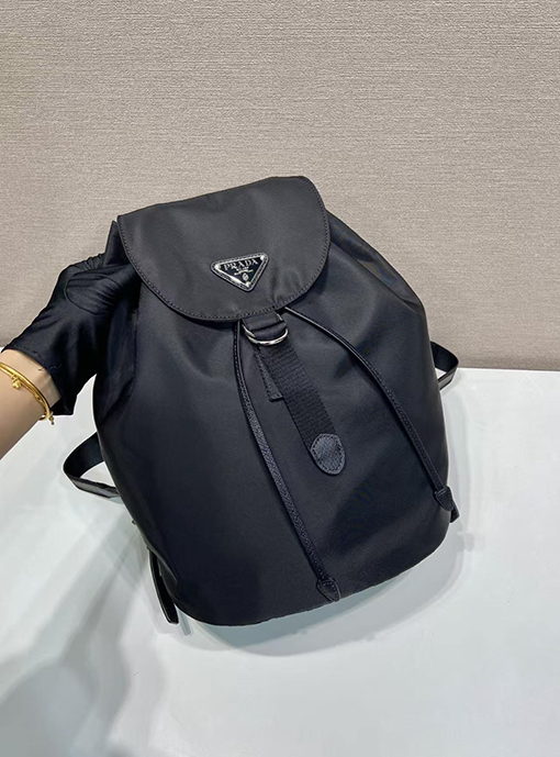 プラダ ファッショントレンドバックパック
