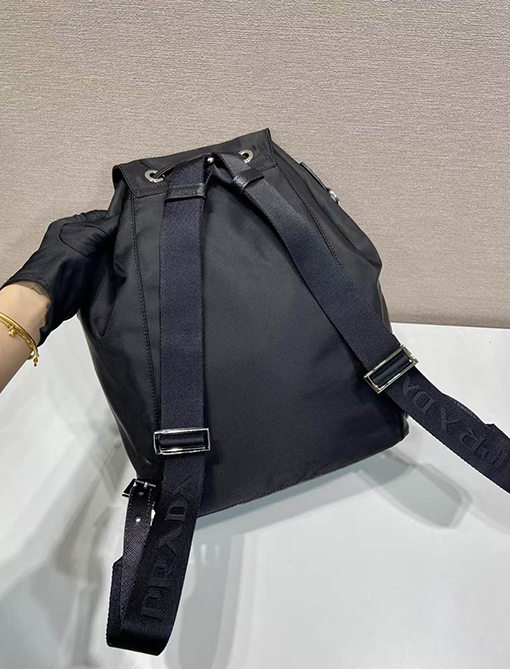 プラダ ファッショントレンドバックパック