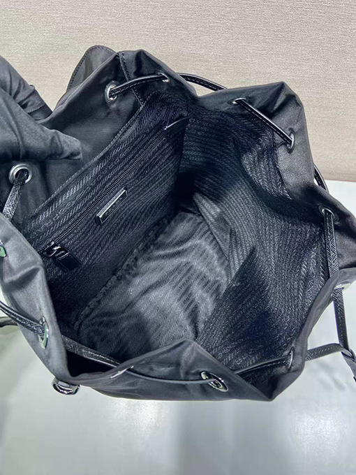 プラダ ファッショントレンドバックパック