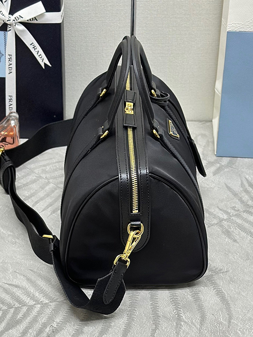 プラダ 新モデルスタイリッシュなバケットバッグ