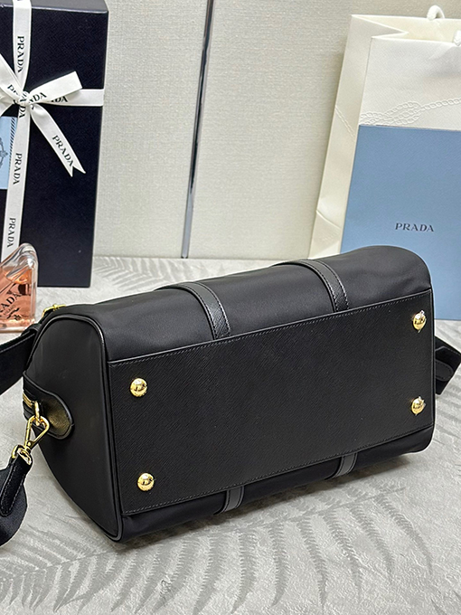 プラダ 新モデルスタイリッシュなバケットバッグ