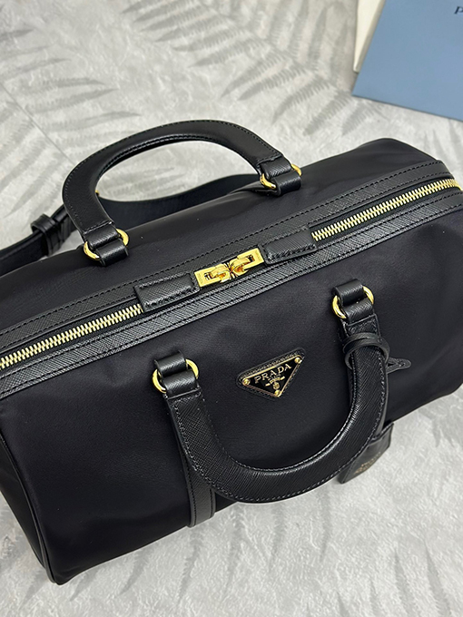 プラダ 新モデルスタイリッシュなバケットバッグ