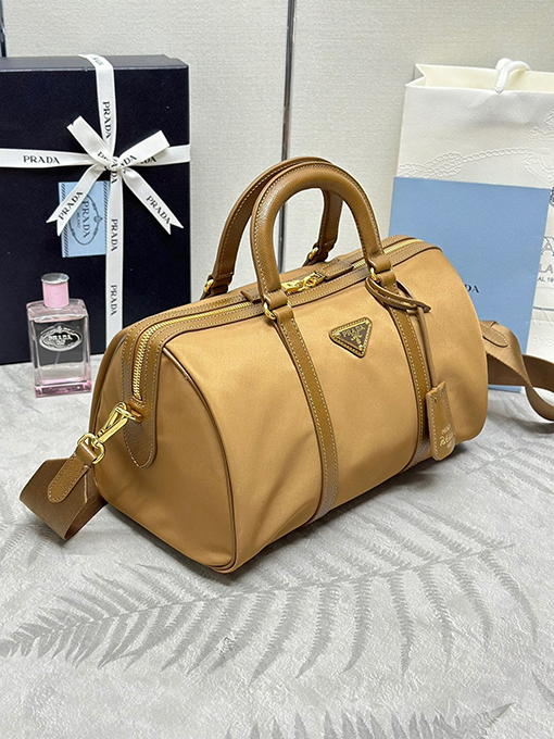 プラダ 新モデルスタイリッシュなバケットバッグ