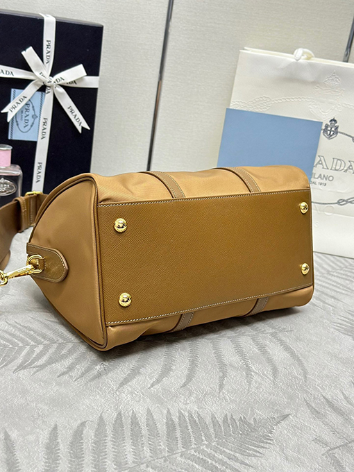 プラダ 新モデルスタイリッシュなバケットバッグ