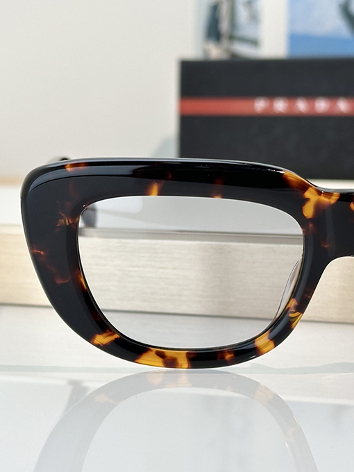 プラダ スタイリッシュなサングラス SPR D07-F