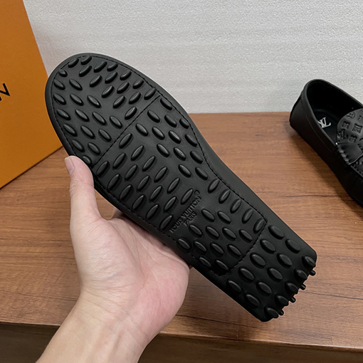 ルイヴィトンスーパーコピー Hockenheim モカシンメンズグレイン牛革と金属のLVゴシューズ