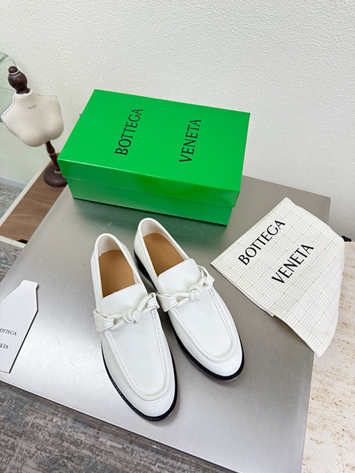 ボッテガヴェネタスーパーコピー Astaire レディースライチ柄のトップグレイン牛革ツイストメタルバックルきローファー