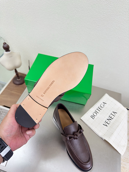 ボッテガヴェネタスーパーコピー Astaire レディースライチ柄のトップグレイン牛革ツイストメタルバックルきローファー