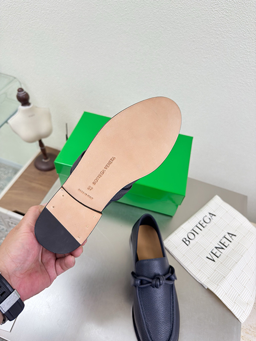ボッテガヴェネタスーパーコピー Astaire レディースライチ柄のトップグレイン牛革ツイストメタルバックルきローファー