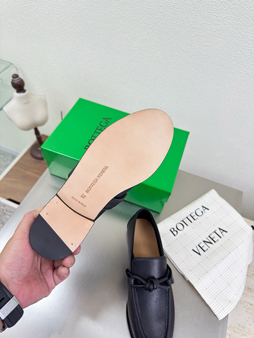 ボッテガヴェネタスーパーコピー Astaire レディースライチ柄のトップグレイン牛革ツイストメタルバックルきローファー