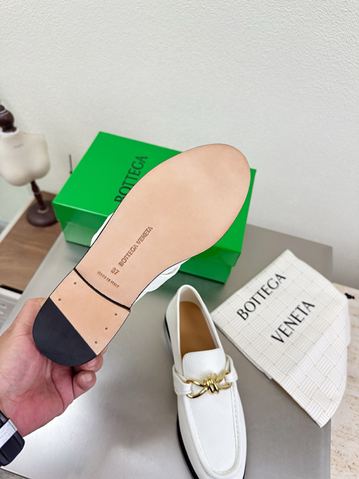 ボッテガヴェネタスーパーコピー Astaire レディースライチ柄のトップグレイン牛革ツイストメタルバックルきローファー