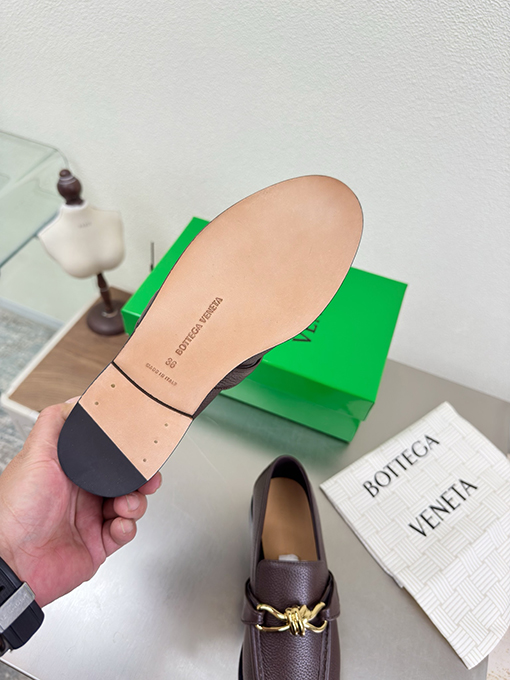 ボッテガヴェネタスーパーコピー Astaire レディースライチ柄のトップグレイン牛革ツイストメタルバックルきローファー