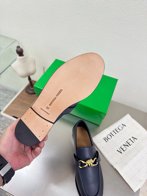 ボッテガヴェネタスーパーコピー Astaire レディースライチ柄のトップグレイン牛革ツイストメタルバックルきローファー