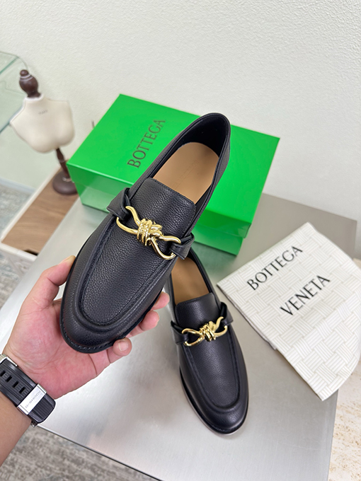 ボッテガヴェネタスーパーコピー Astaire レディースライチ柄のトップグレイン牛革ツイストメタルバックルきローファー