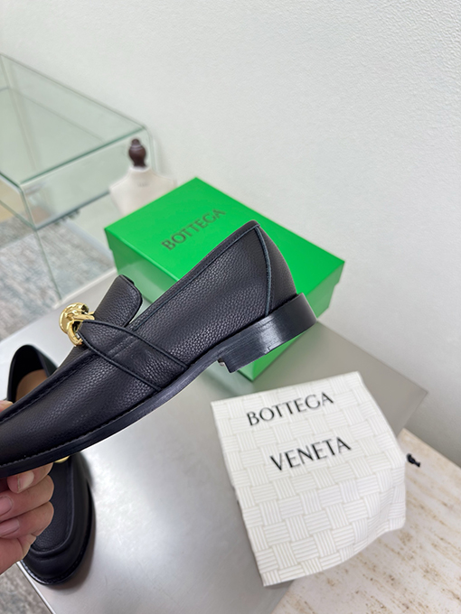 ボッテガヴェネタスーパーコピー Astaire レディースライチ柄のトップグレイン牛革ツイストメタルバックルきローファー