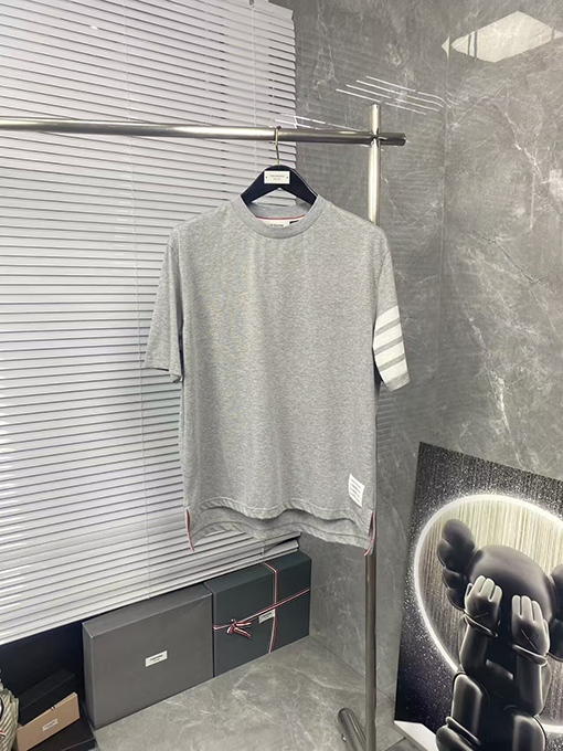 トムブラウンスーパーコピー バックロゴ入り半袖Tシャツ