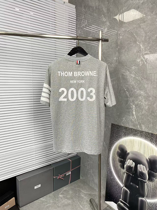トムブラウンスーパーコピー バックロゴ入り半袖Tシャツ
