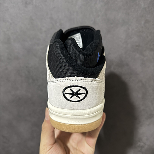 アディダス × バッド・バニースーパーコピー Badbo 1.0 コラボレーションシリーズのクラシックなミッドカットバスケットボールシューズ