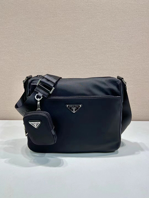 プラダ 新モデルファブリックショルダーバッグ