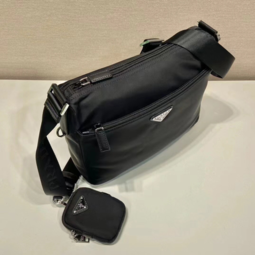 プラダ 新モデルファブリックショルダーバッグ