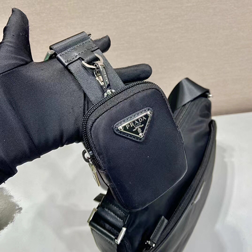 プラダ 新モデルファブリックショルダーバッグ
