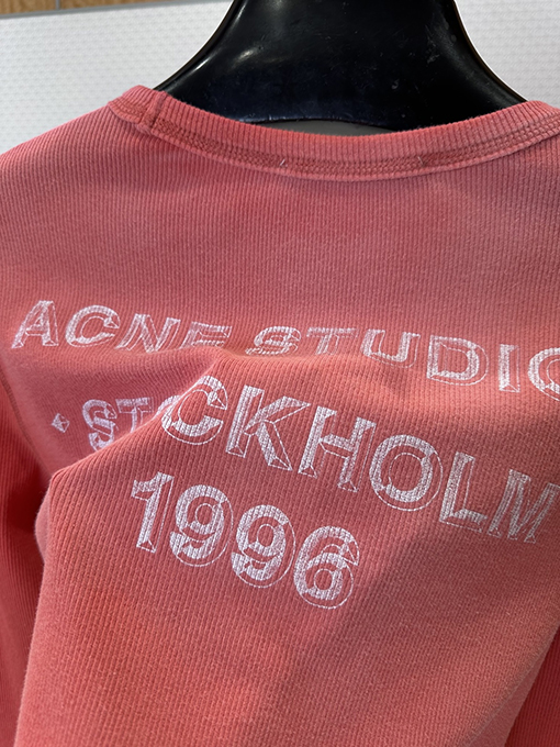アクネストゥディオズコピー Acne Studios 1996 レディースレタープリント入りウォッシュリブ編み長袖シャツ