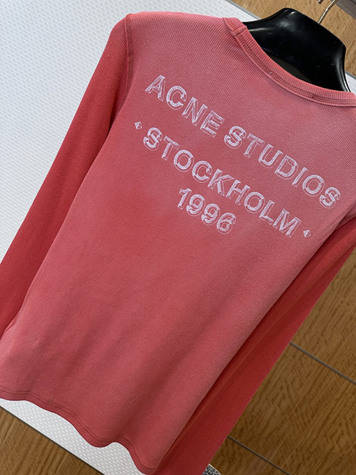 アクネストゥディオズコピー Acne Studios 1996 レディースレタープリント入りウォッシュリブ編み長袖シャツ