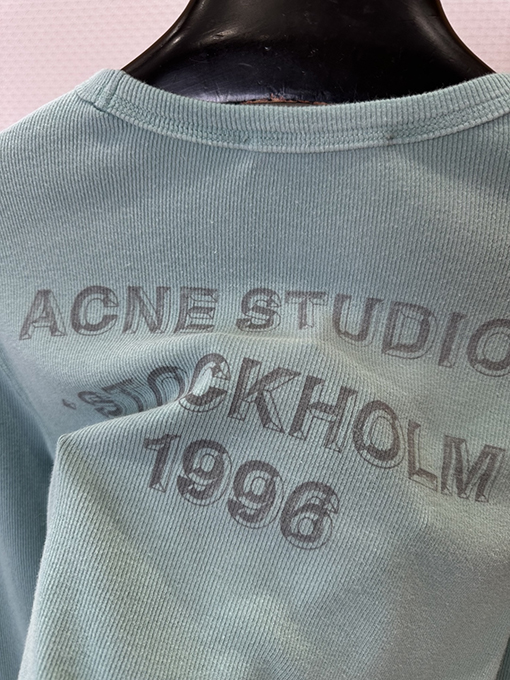 アクネストゥディオズコピー Acne Studios 1996 レディースレタープリント入りウォッシュリブ編み長袖シャツ