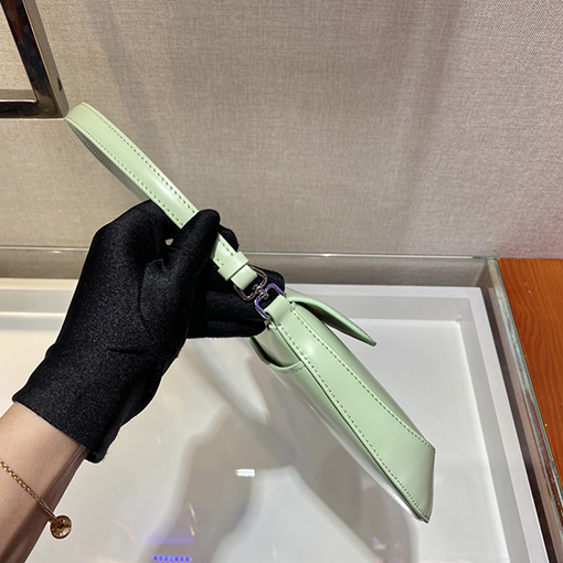 プラダ 新品レディースヴィンテージアンダーアームフラップバッグ