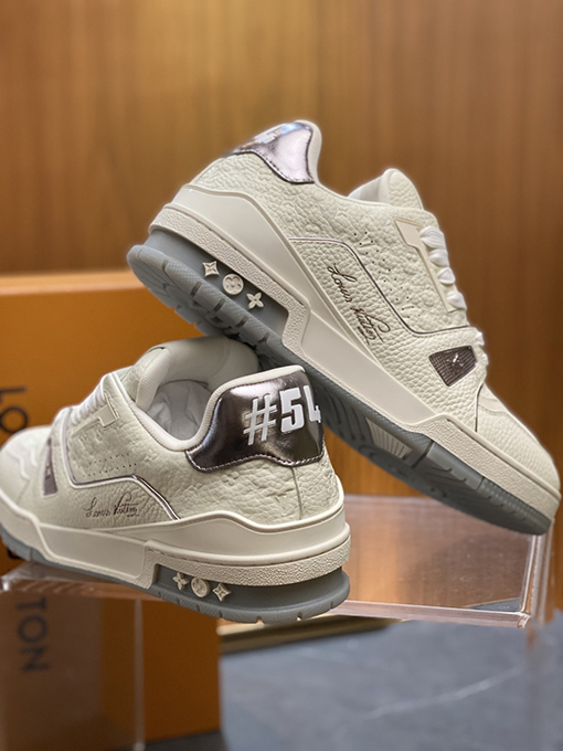 ルイヴィトン LV Trainer Mini Monogram クラシックなグレインの牛革押しスニーカー