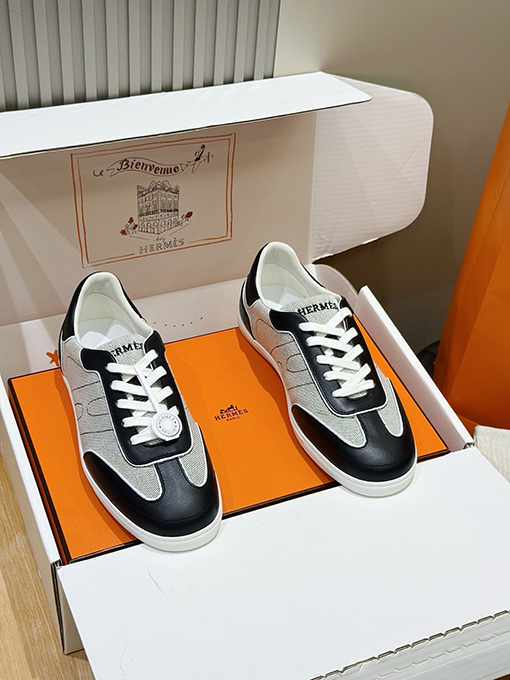 エルメス クラシックな穴あき「イタリックH」パターンのスニーカー