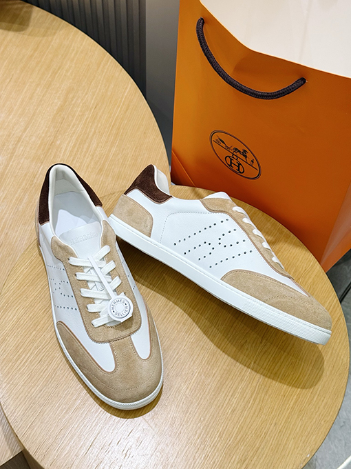 エルメス クラシックな穴あき「イタリックH」パターンのスニーカー