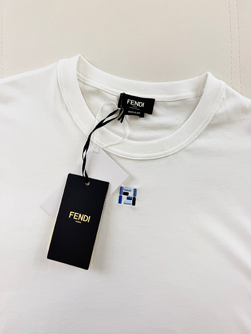 フェンディスーパーコピー 刺繍入りカラーブロックデザインのフェイクツーピース半袖Tシャツ