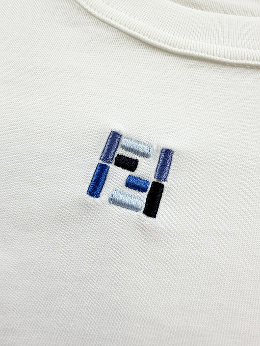 フェンディスーパーコピー 刺繍入りカラーブロックデザインのフェイクツーピース半袖Tシャツ