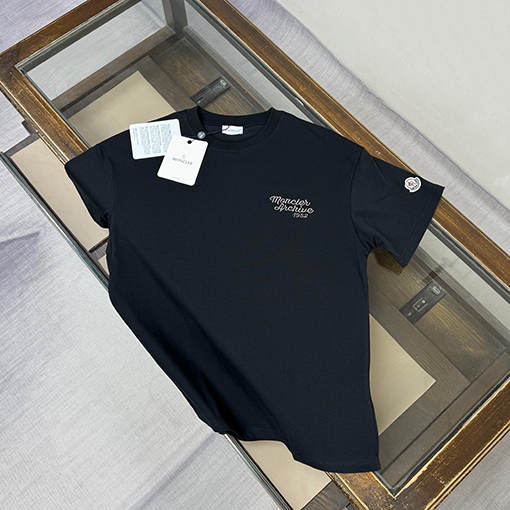 モンクレールスーパーコピー 胸に刺繍ロゴ入りクルーネックの半袖Tシャツ