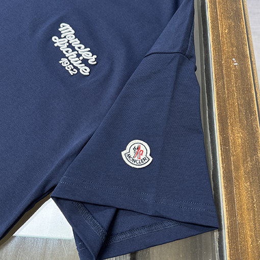 モンクレールスーパーコピー 胸に刺繍ロゴ入りクルーネックの半袖Tシャツ