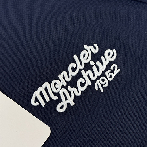 モンクレールスーパーコピー 胸に刺繍ロゴ入りクルーネックの半袖Tシャツ
