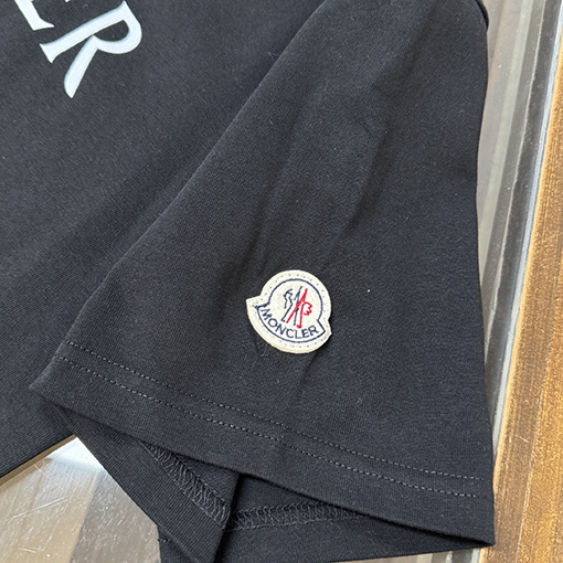 モンクレールコピー 新作のスタイリッシュなラウンドネック半袖Tシャツ