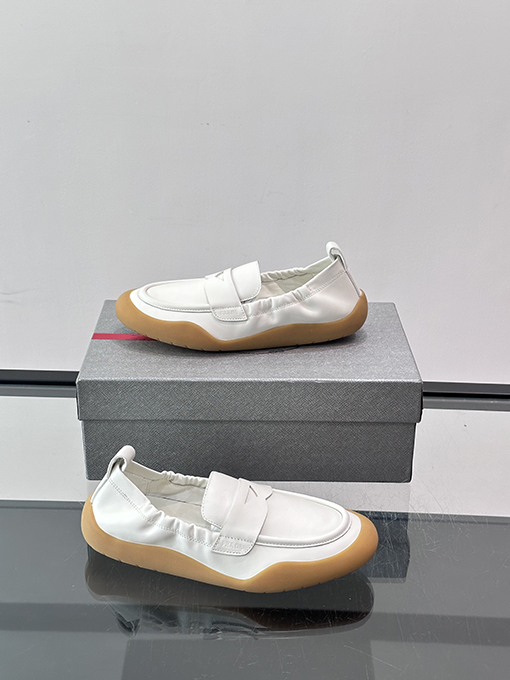 プラダコピー 新モデルクラシックローファー