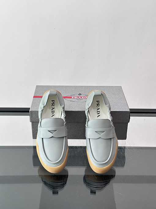 プラダコピー 新モデルクラシックローファー