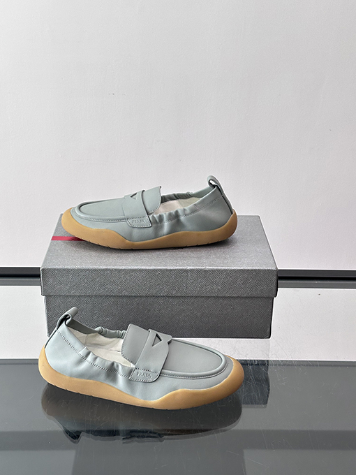 プラダコピー 新モデルクラシックローファー