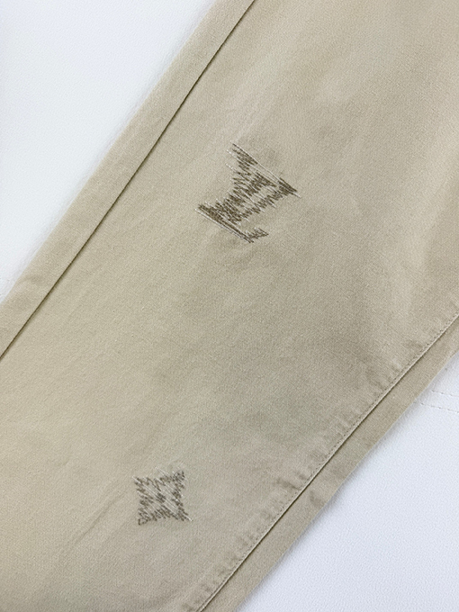 ルイヴィトン 刺繍ロゴ入りジーンズ