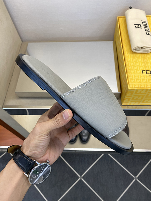 フェンディスーパーコピー 大きなロゴがエンボスされたメンズ本革スリッパ