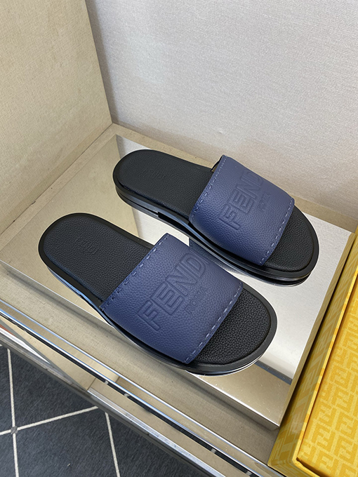 フェンディ 新モデル大きなロゴがエンボスされたメンズ本革スリッパ