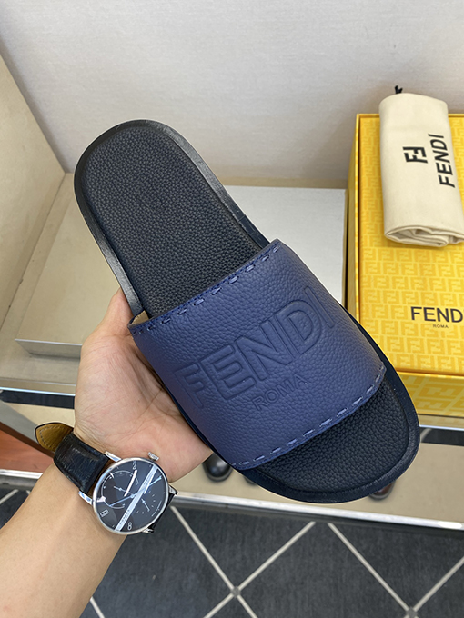フェンディ 新モデル大きなロゴがエンボスされたメンズ本革スリッパ