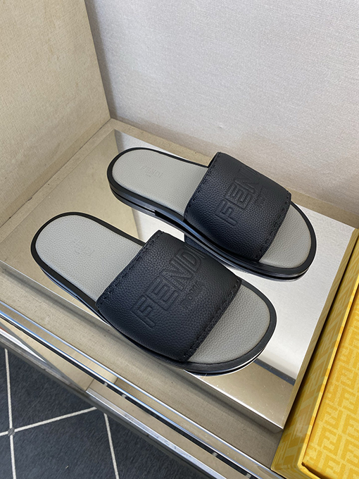 フェンディ 新モデル大きなロゴがエンボスされたメンズ本革スリッパ